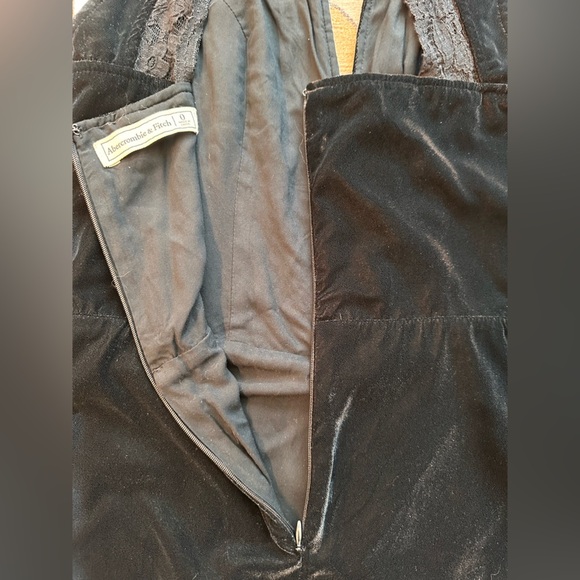 Abercrombie & Fitch High Neck Velvet & Lace V-Neck Romper. Size 0. - Picture 9 of 11